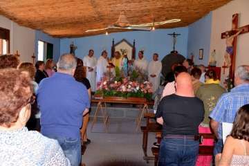 Un vecino echa un cable para la misa en Tecén (Foto Francisco J. Santana)